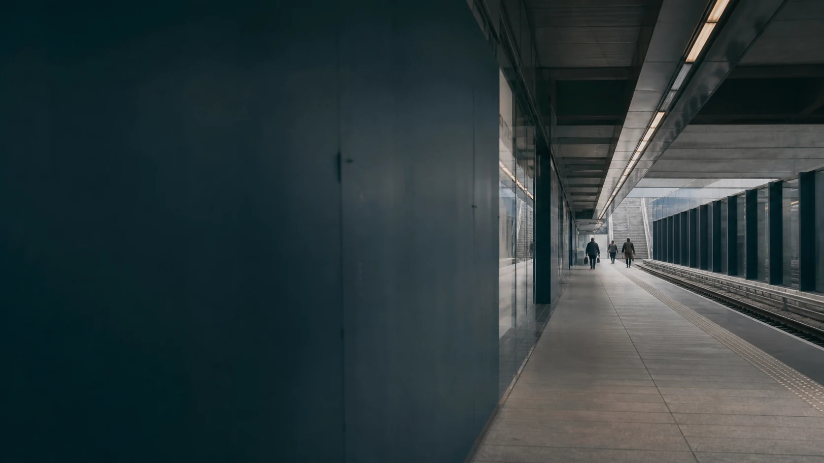 A calm passage through contemporary urban architecture